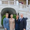 Le prince Albert et la princesse Charlene de Monaco avec Gabriel Mann et Stuart Townsend lors d'une réception privée au palais princier dans le cadre du 53e Festival de télévision de Monte-Carlo, le 13 juin 2013, avant la cérémonie de clôture.