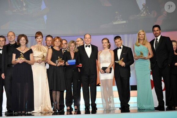 Albert II de Monaco pose avec les lauréats du 53e Festival international de Monte-Carlo lors de la cérémonie de clôture, le 13 juin 2013 au Forum Grimaldi.