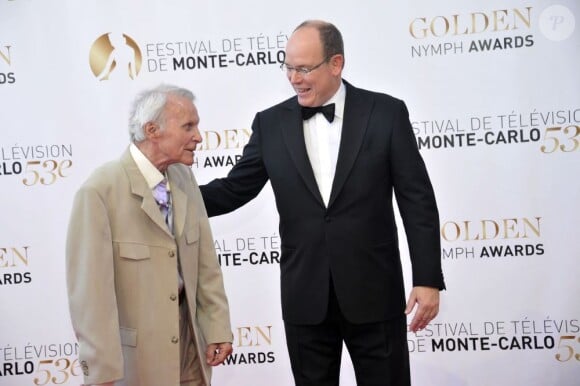 Robert Conrad et le prince Albert II de Monaco au 53e Festival international de Monte-Carlo lors de la cérémonie de clôture, le 13 juin 2013 au Forum Grimaldi.