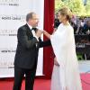 Le prince Albert de Monaco, avec Robin Tunney (Mentalist) à ses côtés, accueillant Adriana Karembeu lors de la cérémonie de clôture du 53e Festival international de Monte-Carlo, le 13 juin 2013 au Forum Grimaldi.