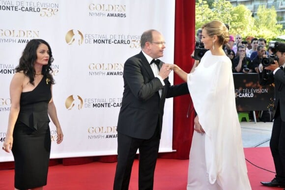 Le prince Albert de Monaco, avec Robin Tunney (Mentalist) à ses côtés, accueillant Adriana Karembeu lors de la cérémonie de clôture du 53e Festival international de Monte-Carlo, le 13 juin 2013 au Forum Grimaldi.