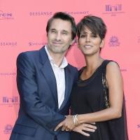 Halle Berry, enceinte, et Olivier Martinez: Superbes amoureux des Champs-Élysées