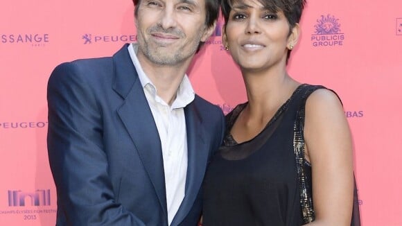 Halle Berry, enceinte, et Olivier Martinez: Superbes amoureux des Champs-Élysées