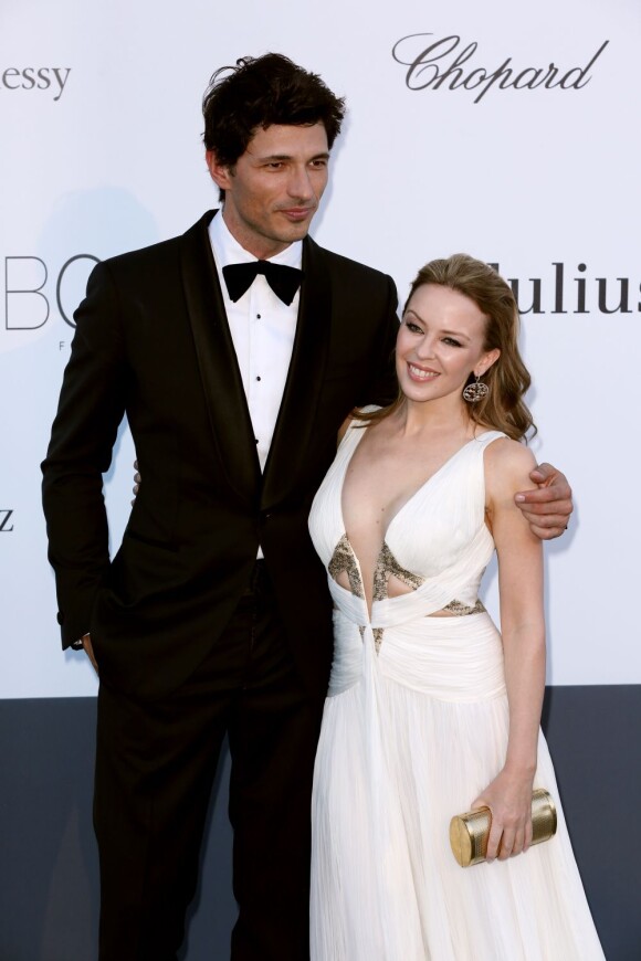 Kylie Minogue et son compagnon Andres Velencoso au gala de l'amfAR à Cannes, le 23 mai 2013.