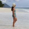 La princesse Madeleine de Suède les pieds dans l'eau sur une plage des Seychelles, lors de sa lune de miel avec son mari Chris O'Neill. Photo postée le 14 juin 2013, six jours après leur mariage, alors que des photos volées du couple au maillot ont été le même jour publiées par le tabloïd Expressen.