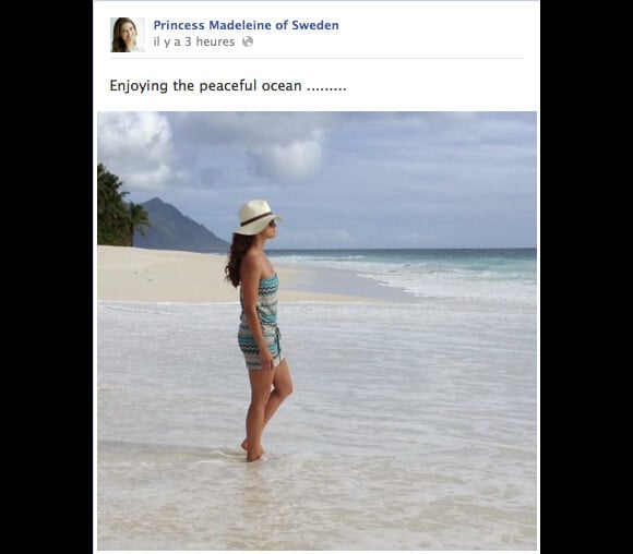 La princesse Madeleine de Suède les pieds dans l'eau sur une plage des Seychelles, lors de sa lune de miel avec son mari Chris O'Neill. Photo postée le 14 juin 2013, six jours après leur mariage, alors que des photos volées du couple au maillot ont été le même jour publiées par le tabloïd Expressen.
