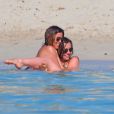 C'est l'amour à la plage pour tout le monde, à Formentera le 3 juin 2013, alors que Mark Vanderloo et Robine Van Der Meer fêtaient leur 2e anniversaire de mariage...