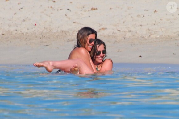 C'est l'amour à la plage pour tout le monde, à Formentera le 3 juin 2013, alors que Mark Vanderloo et Robine Van Der Meer fêtaient leur 2e anniversaire de mariage...