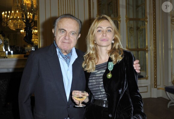 Guy Beart et sa fille Emmanuelle Beart lors de la remise à l'actrice des insignes de chevalier de l'Ordre des Arts et des Lettres le 27 novembre 2012 à Paris.