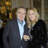 Guy Beart et sa fille Emmanuelle Beart lors de la remise à l'actrice des insignes de chevalier de l'Ordre des Arts et des Lettres le 27 novembre 2012 à Paris.