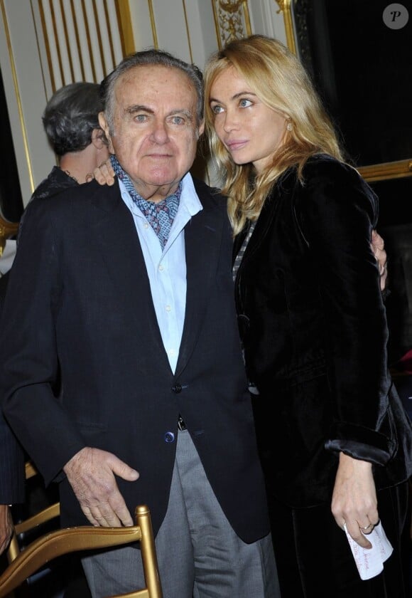 Guy Beart et sa fille Emmanuelle Beart lors de la remise à l'actrice des insignes de chevalier de l'Ordre des Arts et des Lettres le 27 novembre 2012 à Paris.