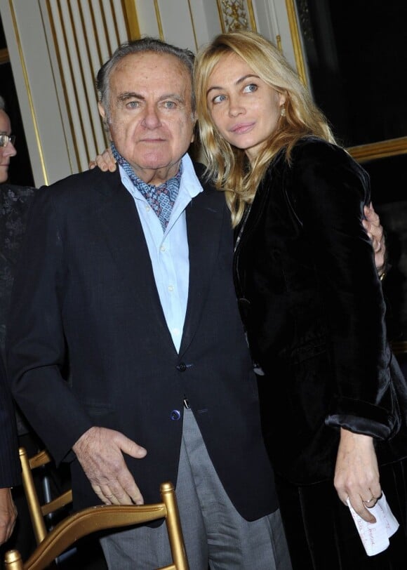 Guy Beart et sa fille Emmanuelle Beart lors de la remise à l'actrice des insignes de chevalier de l'Ordre des Arts et des Lettres le 27 novembre 2012 à Paris.
