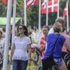La princesse Mary de Danemark lors de la course de relais pour enfants "Fri for Mobberi" le 15 juin 2013 au grand parc de Copenhague, une initiative de la Fondation Princesse Mary et l'association Red Barnet dans le cadre de la lutte contre les intimidations et l'exclusion en milieu scolaire.