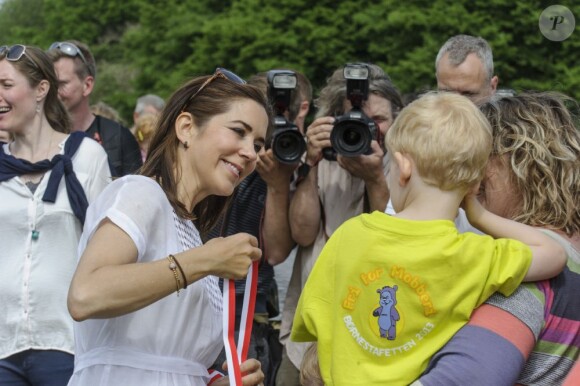 La princesse Mary de Danemark lors de la course de relais pour enfants "Fri for Mobberi" le 15 juin 2013 au grand parc de Copenhague, une initiative de la Fondation Princesse Mary et l'association Red Barnet dans le cadre de la lutte contre les intimidations et l'exclusion en milieu scolaire.
