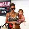 Jessica Alba en train de faire les courses chez Whole Foods avec sa fille Haven le 16 juin 2013.