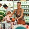 Jessica Alba en train de faire les courses chez Whole Foods avec sa fille Haven le 16 juin 2013.