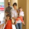Jessica Alba en famille avec époux et filles vont déjeuner samedi 15 juin après la fête de fin d'année de l'école de sa fille Honor