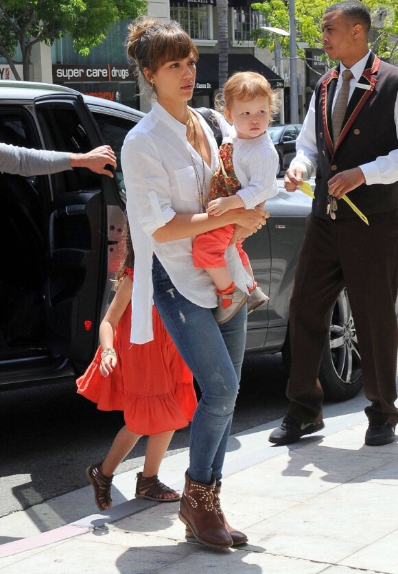Jessica Alba déjeune avec ses filles, Honor et Haven, à Beverly Hills, le 15 juin 2013