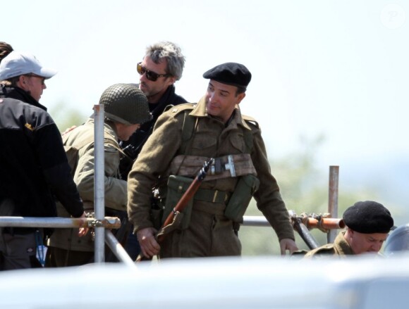 Jean Dujardin pendant le tournage de The Monuments Men sur les côtes anglaises, le 5 juin 2013.