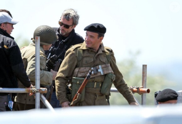 Exclu - Jean Dujardin en action sur le tournage de The Monuments Men sur les côtes anglaises, le 5 juin 2013.