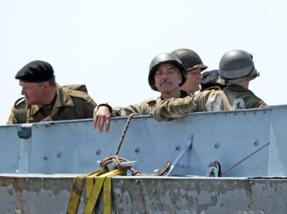 George Clooney et Bill Murray en action sur le tournage de The Monuments Men sur les côtes anglaises, le 5 juin 2013.