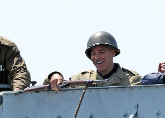 Exclu - George Clooney rieur sur le tournage de The Monuments Men sur les côtes anglaises, le 5 juin 2013.