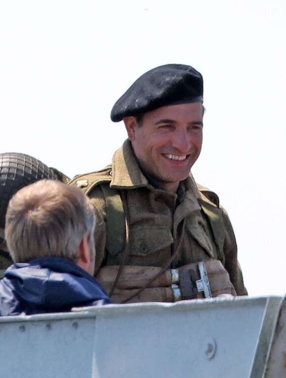 Jean Dujardin radieux sur le tournage de The Monuments Men sur les côtes anglaises, le 5 juin 2013.