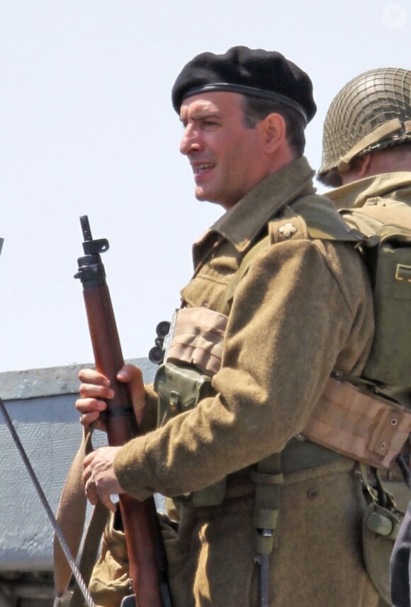 Exclu - Jean Dujardin en soldat sur le tournage de The Monuments Men sur les côtes anglaises, le 5 juin 2013.