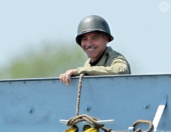 Exclu - George Clooney tout sourire sur le tournage de The Monuments Men sur les côtes anglaises, le 5 juin 2013.