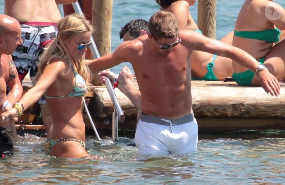 Steven Gerrard et sa femme Alex tentent de se baigner à Ibiza le 16 juin 2013