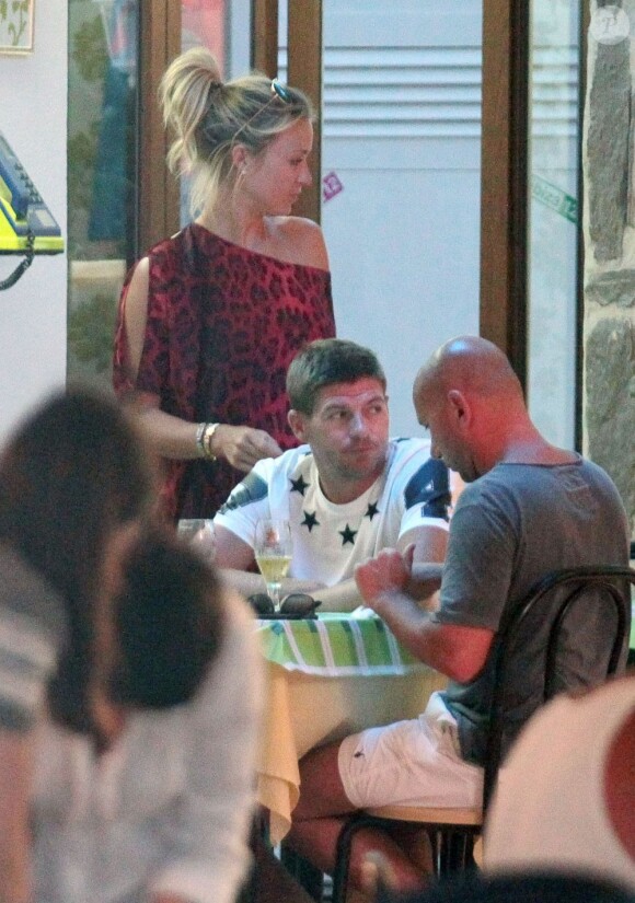 Steven Gerrard, capitaine emblématique des Reds de Liverpool, lors d'une sortie entre amis dans les rues de d'Ibiza le 14 juin 2013