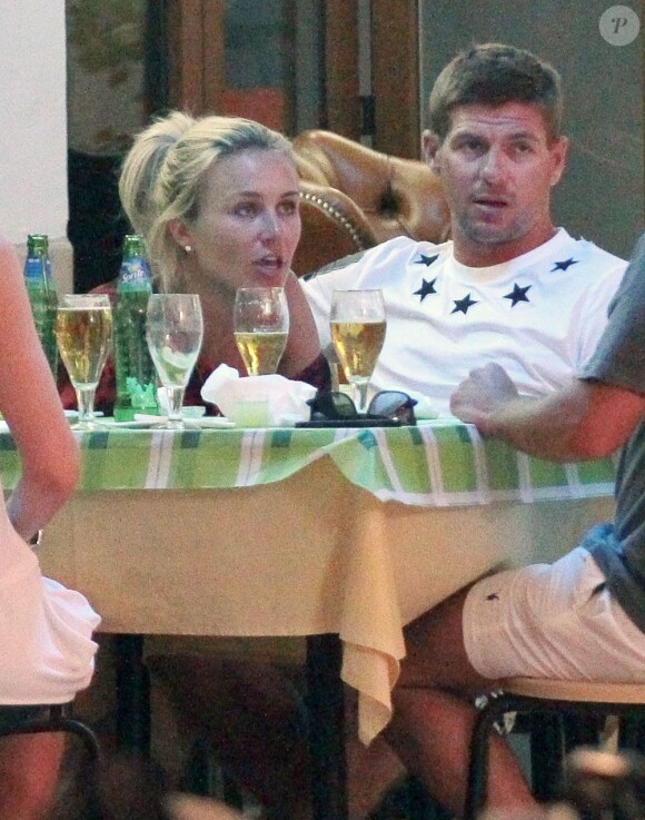 Steven Gerrard, capitaine emblématique des Reds de Liverpool, profite de la douceur d'Ibiza en compagnie de son épouse Alex, le 15 juin 2013 au soir au cours d'un dîner avec des amis