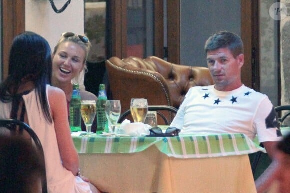 Steven Gerrard, capitaine emblématique des Reds de Liverpool, profite de la douceur d'Ibiza en compagnie de son épouse Alex, le 15 juin 2013