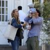 L'actrice Elizabeth Berkley, son mari Greg Lauren et leur fils Sky dans le quartier de Brentwood, le 15 juin 2013.