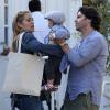 Elizabeth Berkley, son mari Greg Lauren et leur fils Sky dans le quartier de Brentwood, le 15 juin 2013.