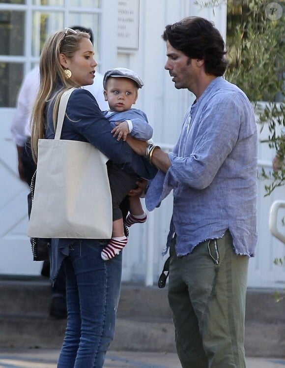 Elizabeth Berkley, son mari Greg Lauren et leur adorable fils Sky dans le quartier de Brentwood, le 15 juin 2013.