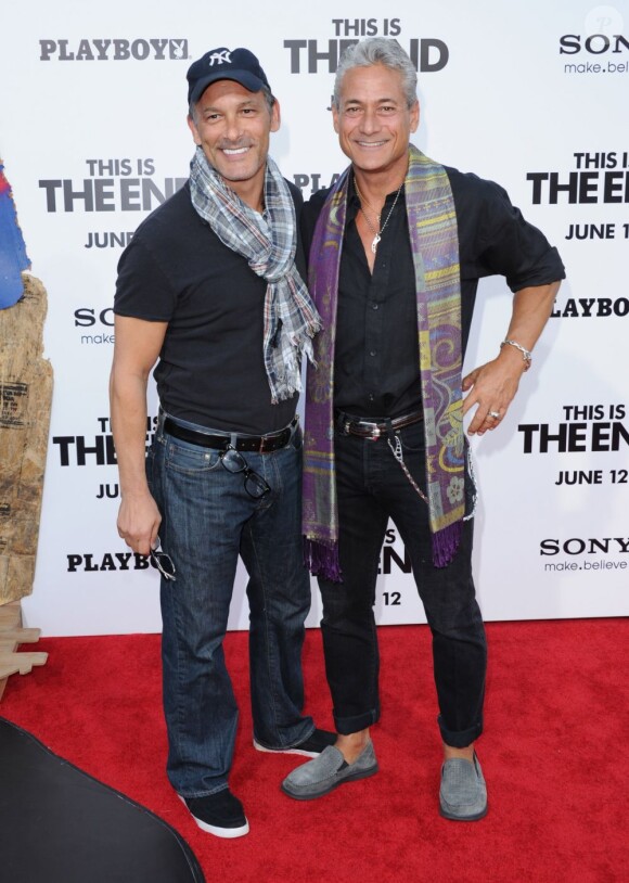 Greg Louganis et son compagnon Johnny Chaillot à Los Angeles le 3 juin 2013.
