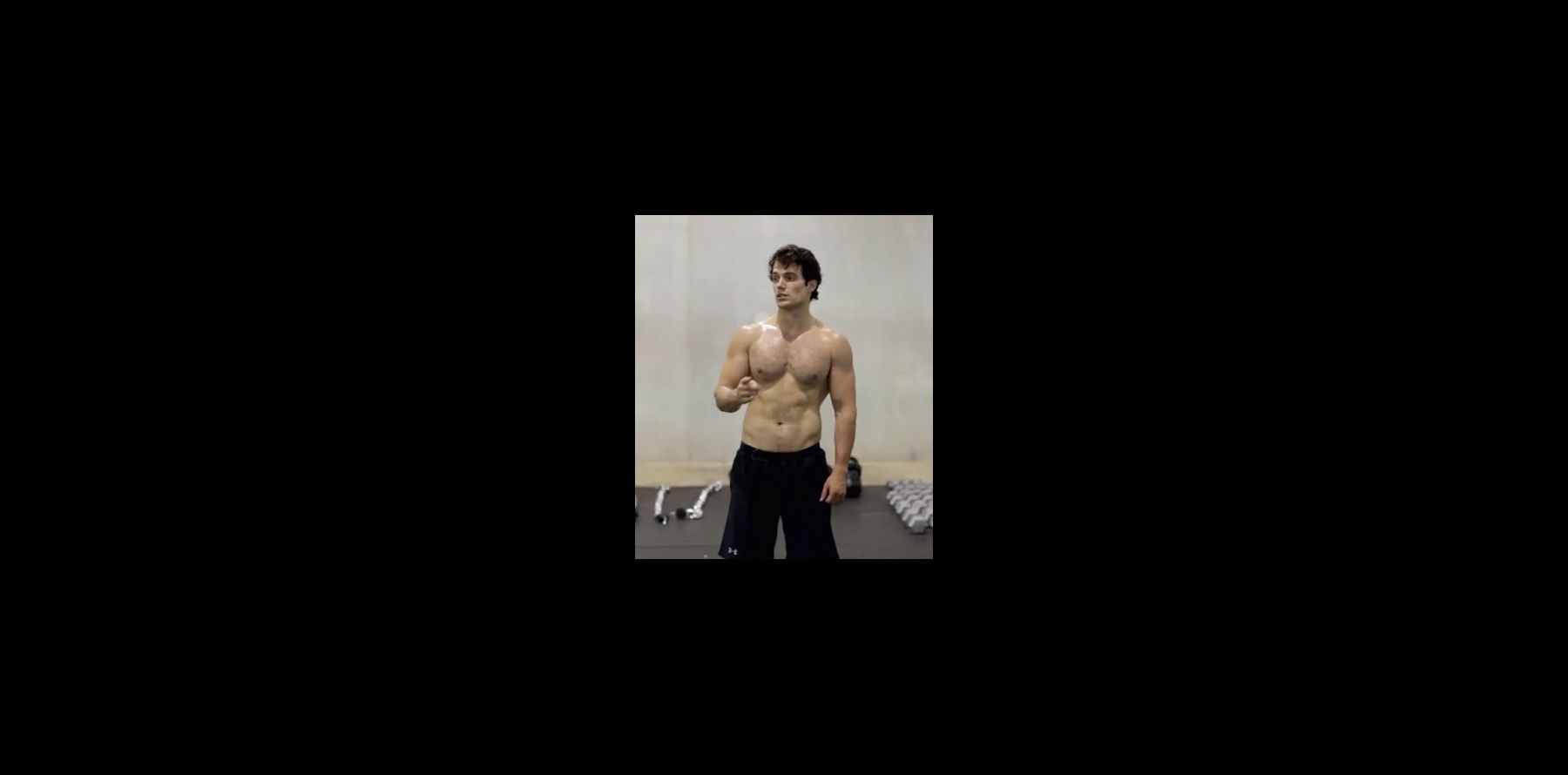 Henry Cavill dans Man of Steel Torse nu pour dévoiler sa parfaite musculature Purepeople