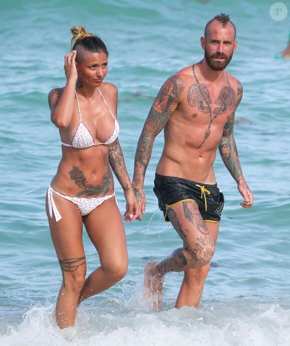 Raul Meireles et ses tatouages sous le soleil de Miami en compagnie de sa belle épouse Ivone le 17 juin 2013
