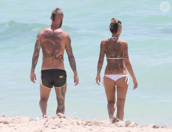 Raul Meireles et sa belle Ivone dévoilent leurs tatouages sous le soleil de Miami le 17 juin 2013