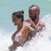 Raul Meireles et son épouse Ivone s'amusent comme des enfants dans les vagues de Miami le 17 juin 2013
