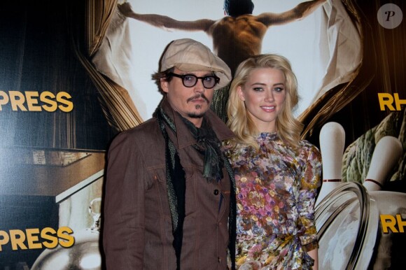 Amber Heard et Johnny Depp lors du photocall du film Rhum Express à Paris le 8 novembre 2011