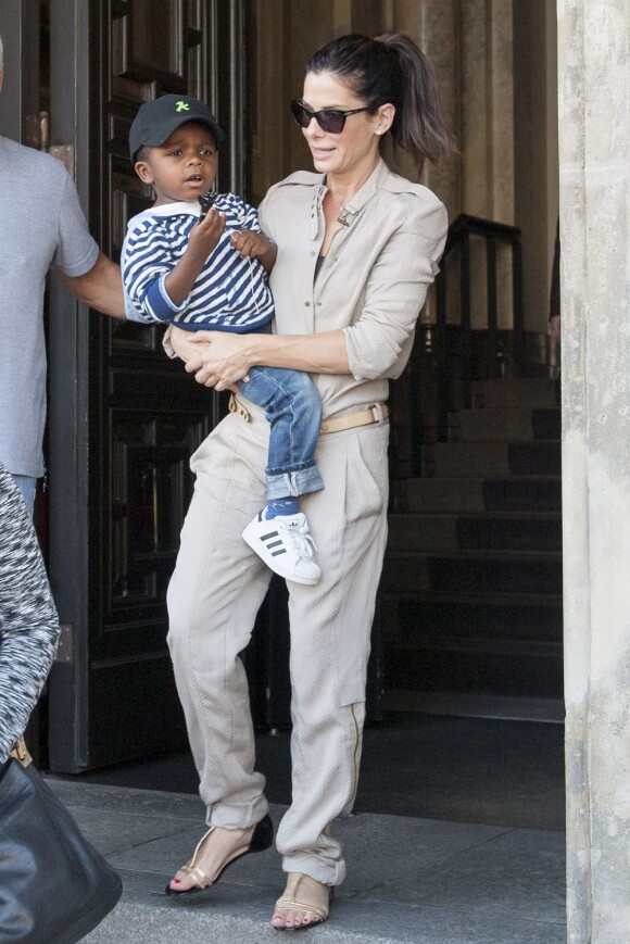 Sandra Bullock quitte son hôtel avec son fils Louis, à Berlin en Allemagne, le 19 juin 2013.
