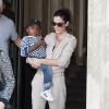 Sandra Bullock quitte son hôtel avec son fils Louis, à Berlin en Allemagne, le 19 juin 2013.