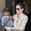La belle Sandra Bullock quitte son hôtel avec son fils Louis, à Berlin en Allemagne, le 19 juin 2013.
