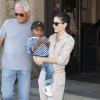 Sandra Bullock quitte son hôtel avec son fils Louis dans les bras, à Berlin en Allemagne, le 19 juin 2013.