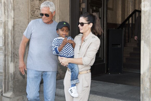 Sandra Bullock quitte son hôtel avec son fils Louis dans les bras, à Berlin en Allemagne, le 19 juin 2013.