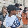 L'actrice Sandra Bullock quitte son hôtel avec son fils Louis, à Berlin en Allemagne, le 19 juin 2013.