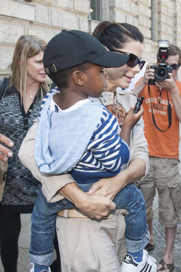 L'actrice Sandra Bullock quitte son hôtel avec son fils Louis, à Berlin en Allemagne, le 19 juin 2013.