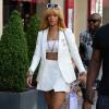 Rihanna, tout de blanc vêtue avec un blazer Rag & Bone et une panoplie d'accessoires Chanel. Paris, le 4 juin 2013.